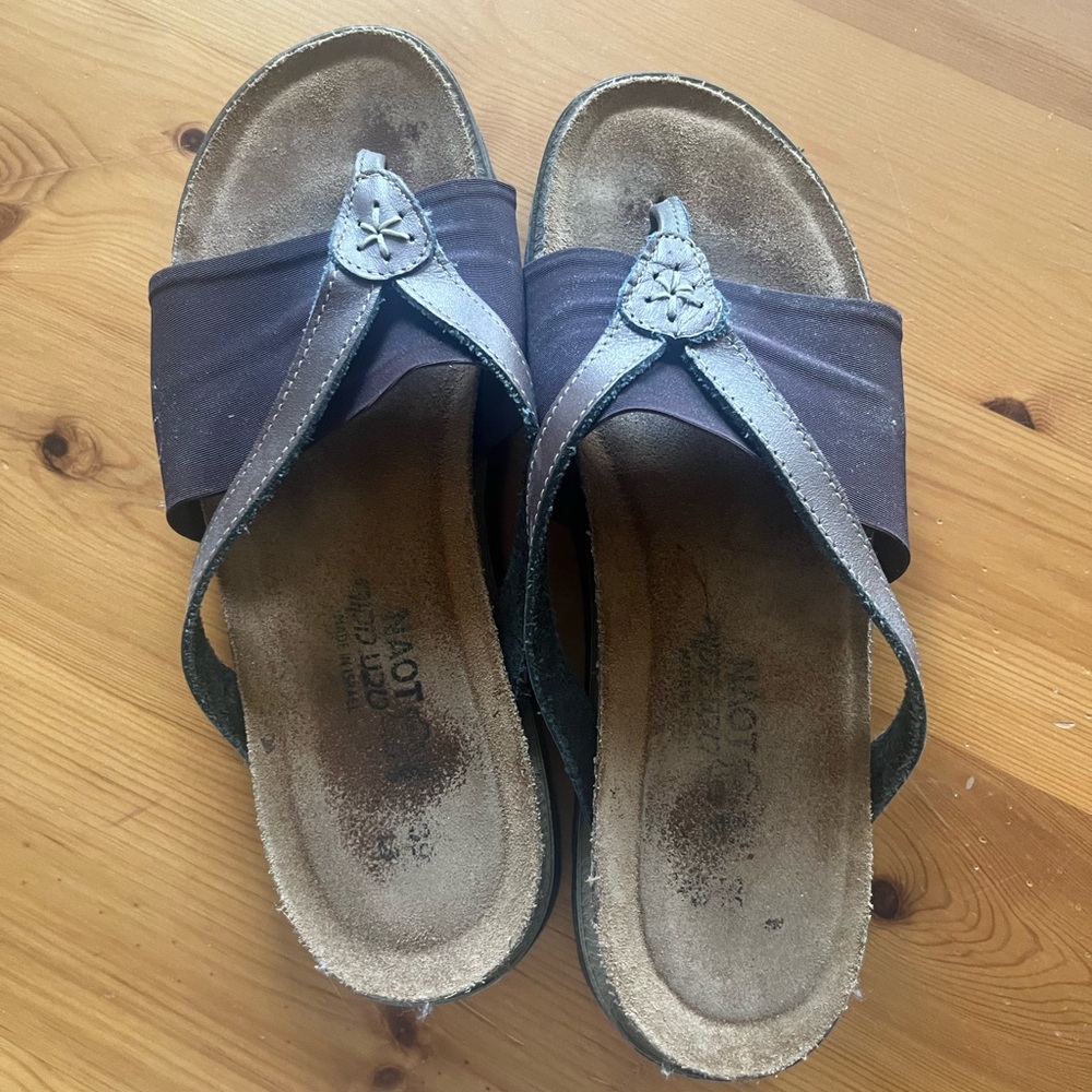 Naot women’s sandals, European size 39. Sandals are a metallic bronze.